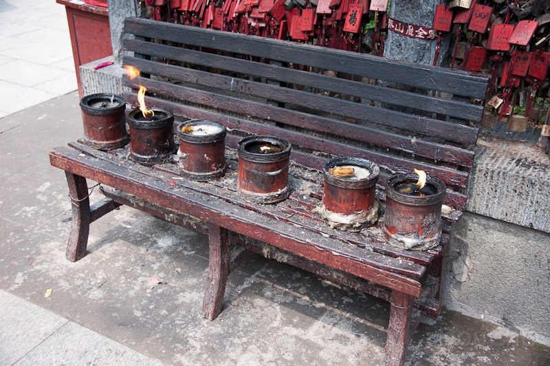 DSC_4627.jpg - ... or people burn huge candles ...