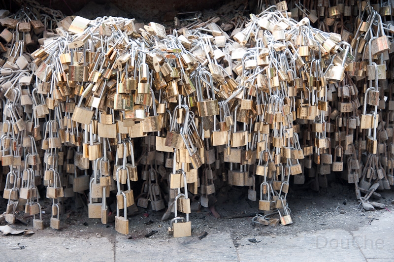 DSC_4630.jpg - ... or loved ones attach locks with their names on it ...