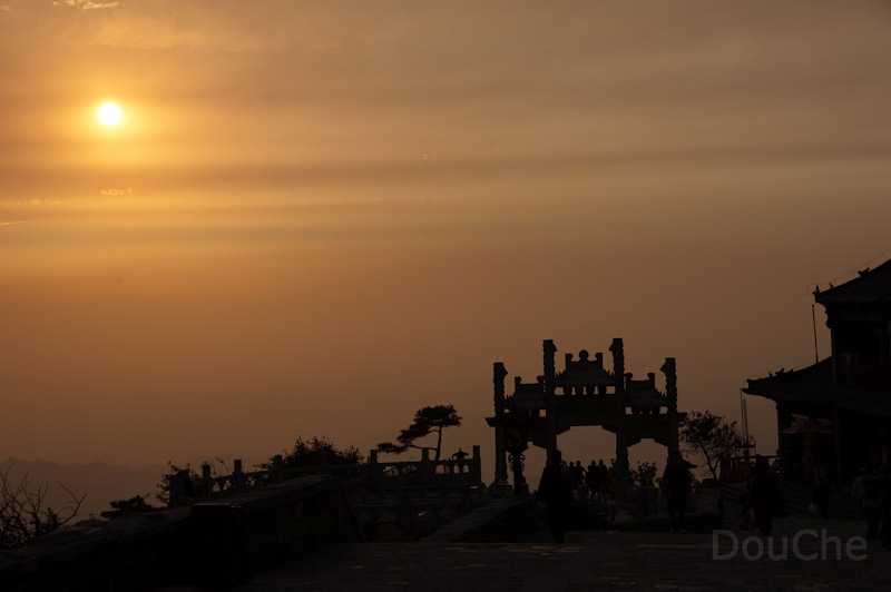 DSC_4672.jpg - Staying overnight on the top of the mountain is not very comfortable, but worth doing ... eg to see the sun set.