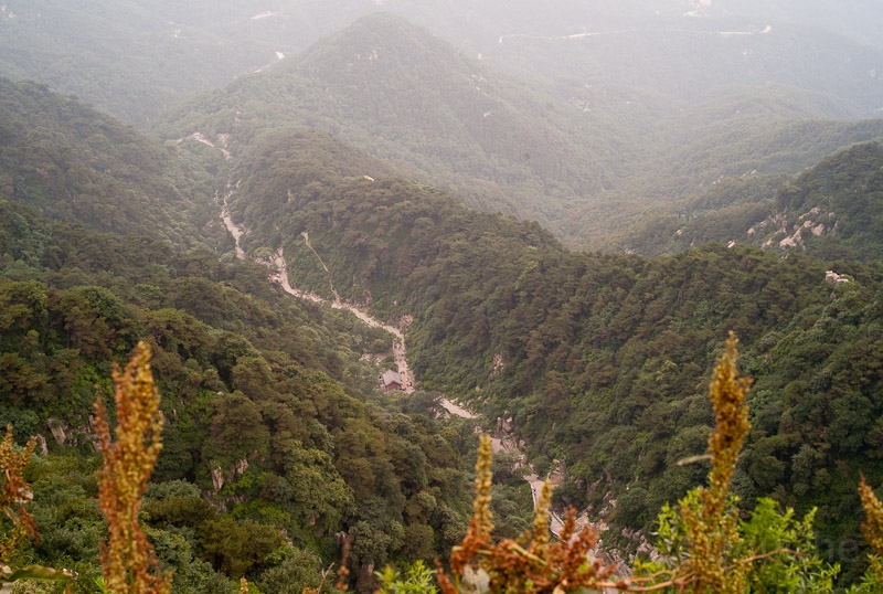 L1009783.jpg - And from the top you can look back at the trip you did ... here you see less then half of the whole way up ...