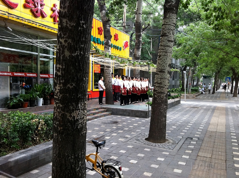 IMG_0927.jpg - Before the restaurants open, there is the speach of the owner ...